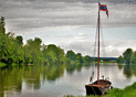 Bateau paisible sur la Loire verdoyante